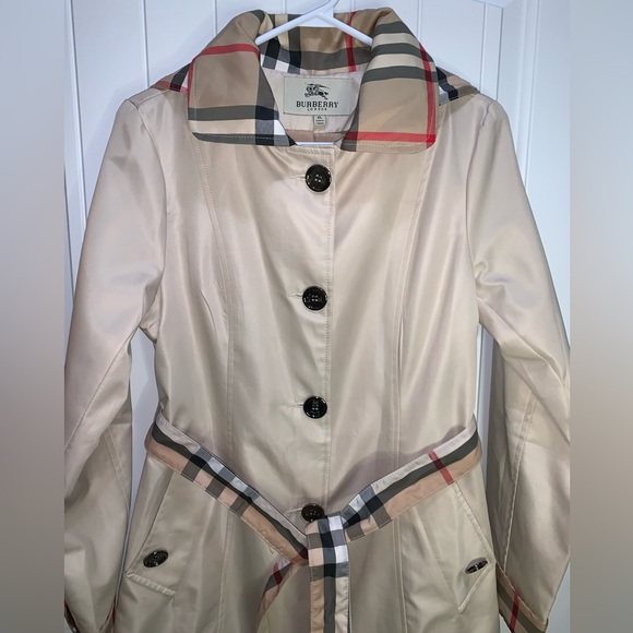 Beautiful Burberry jacket - Picture 3 of 15